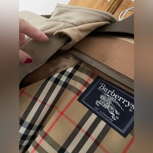New! Burberrys Traditional Trench Coat Size 6.       New with Tags